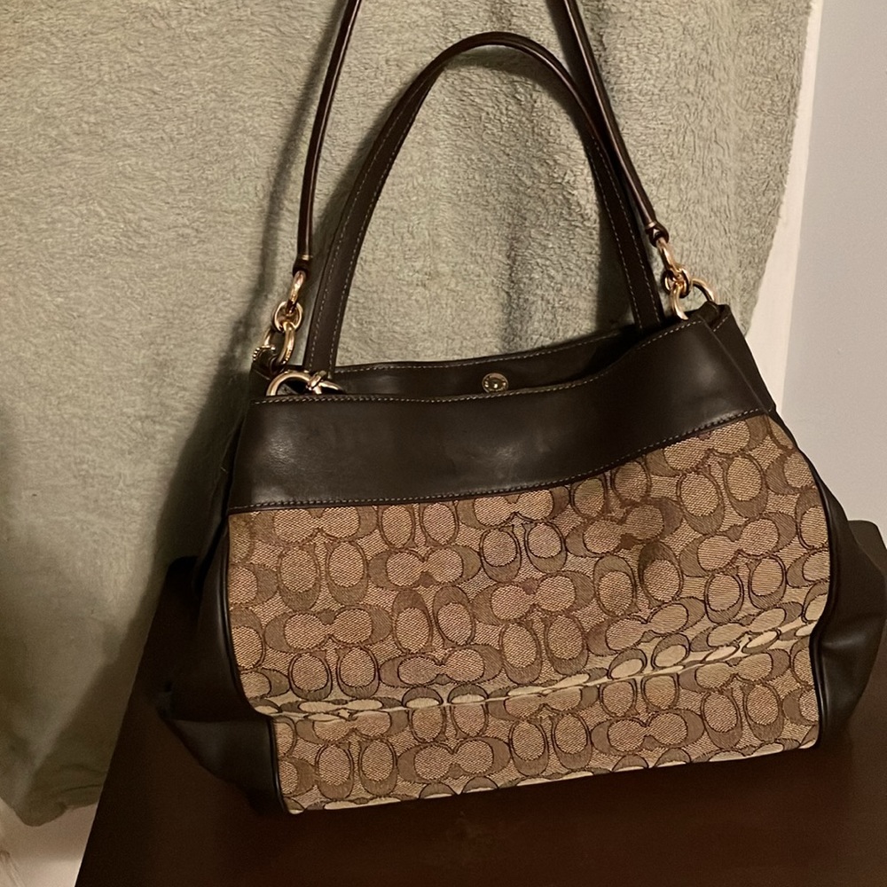 COACH Signature Lexy Shoulder Bag. Color: Black Smoke - Picture 3 of 4